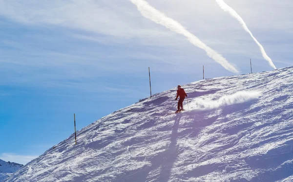 Skidåkare i backen av skidorten — Stockfoto