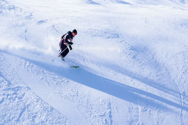 Sciatore sulle piste della stazione sciistica — Foto Stock