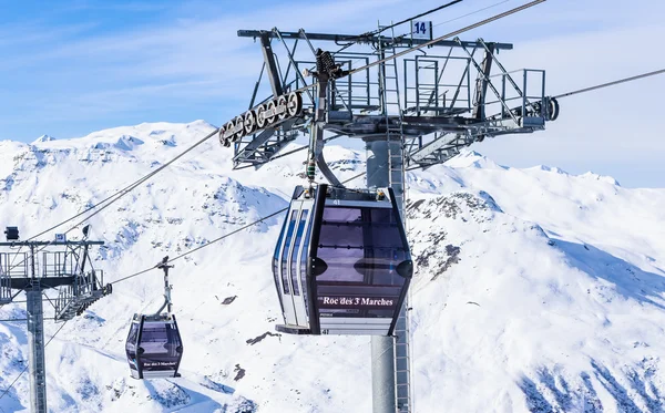 Kabinok kötélpálya a síközpont Val Thorens. Franciaország — Stock Fotó