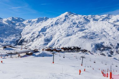 Val Thorens Vadi Manzaralı. Les Menuires köyü. Fransa