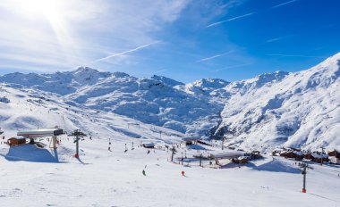Val Thorens Vadi Manzaralı. Les Menuires köyü. Daha düşük lif