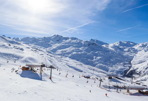 Θέα στην κοιλάδα της Val Thorens. Χαμηλότερη σταθμοί των λιφτ. Γαλλία — Φωτογραφία Αρχείου