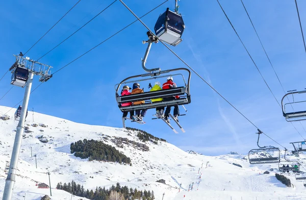 Lyžařský výtah. Lyžařské středisko Val Thorens. Vesnice Les Menuires — Stock fotografie