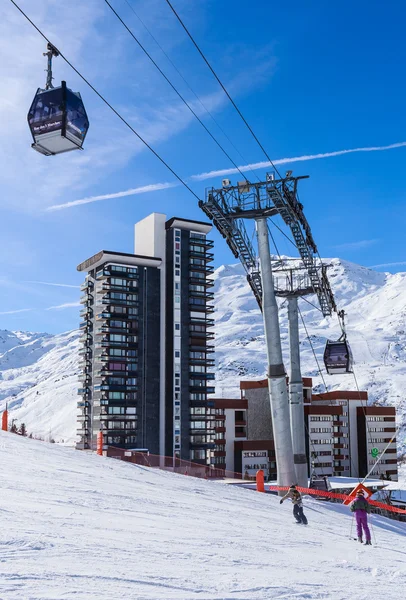 Ski lift.  Ski resort  Val Thorens. Village of Les Menuires. Fra — Stock Photo, Image