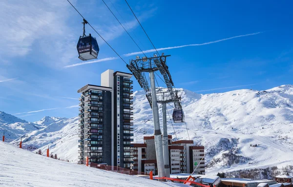 Ski lift.  Ski resort  Val Thorens. Village of Les Menuires. Fra — Stock Photo, Image