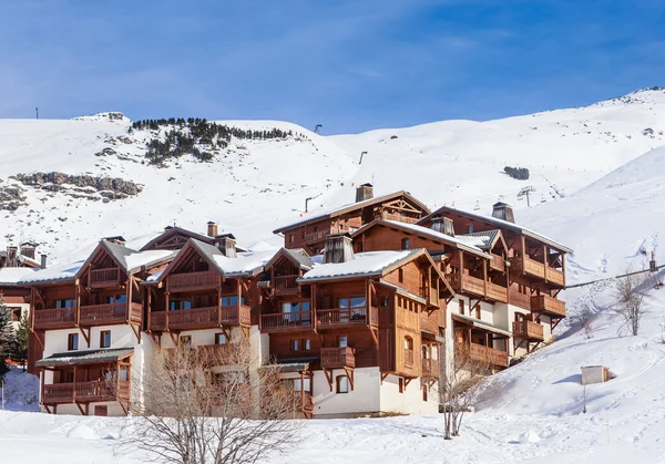 Chalet on the slopes of the valley Val Thorens. Ski resort — Stock Photo, Image