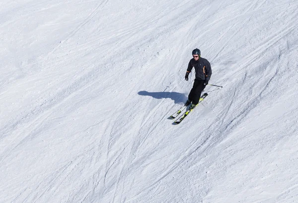 Lyžař na svahu lyžařského areálu — Stock fotografie