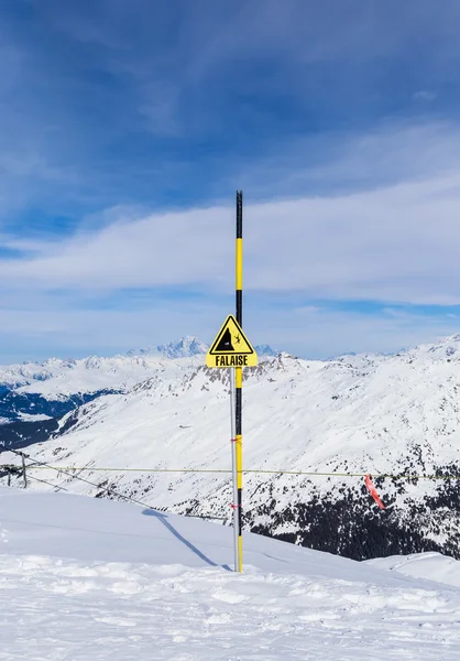 Segnale di pericolo. Comprensorio sciistico Val Thorens. Francia — Foto Stock