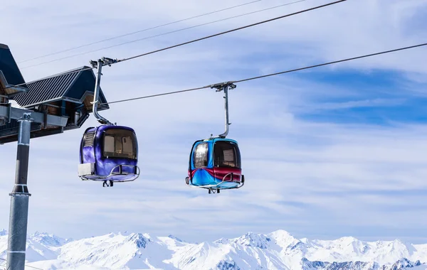 Kabiny lanovky lyžařského střediska Meribel, Francie — Stock fotografie