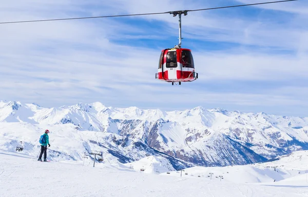 Kolejka linowa kabiny ośrodka narciarskiego Meribel, Francja — Zdjęcie stockowe