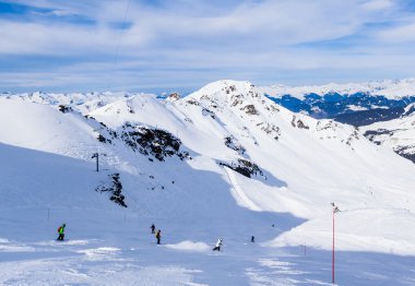 Kimliği belirsiz kayakçılar, yamaç Alpleri'nde Kayak keyfini çıkarın. Kayak 