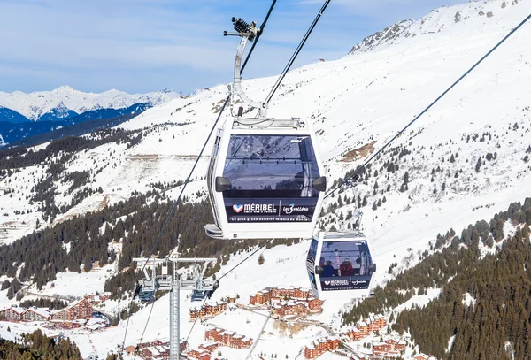 Kabiny lanovky lyžařského střediska Meribel. Vesnici Meribel-Mottar — Stock fotografie