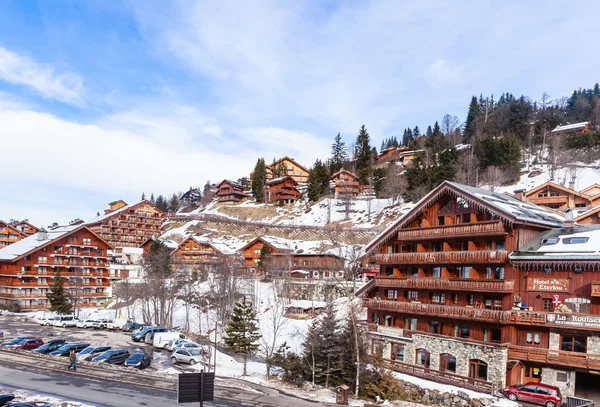 Chata na svazích údolí Meribel. Ski Resort Meribel — Stock fotografie