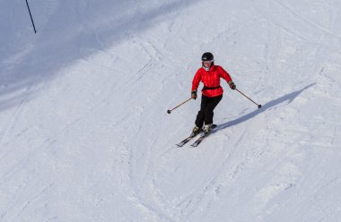Kayakçı Kayak yamaçlarında