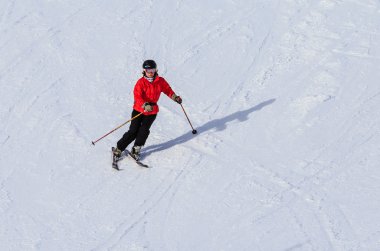 Kayakçı Kayak yamaçlarında