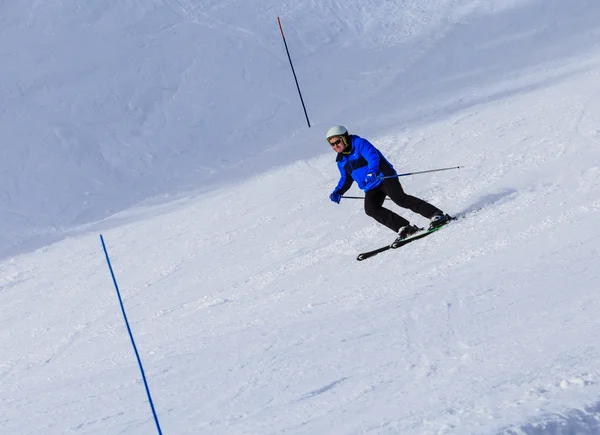 Skidåkare i backen av skidorten — Stockfoto