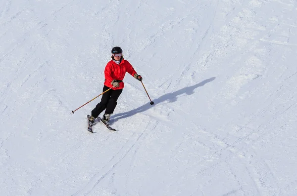 Esquiador en las pistas de esquí — Foto de Stock