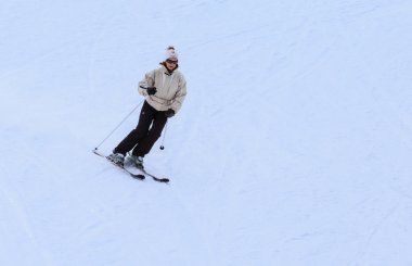 Kayakçı Kayak yamaçlarında