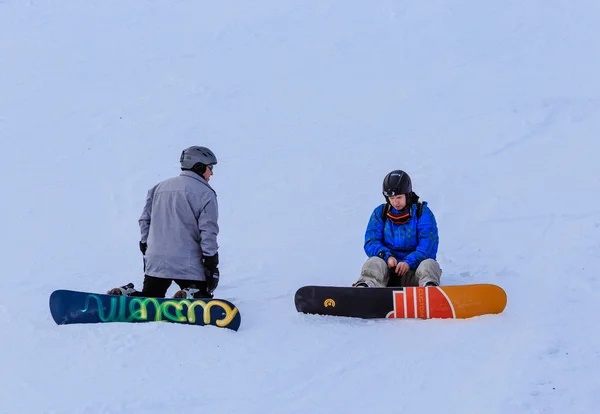 Snowboarders en las pistas de la estación de esquí —  Fotos de Stock