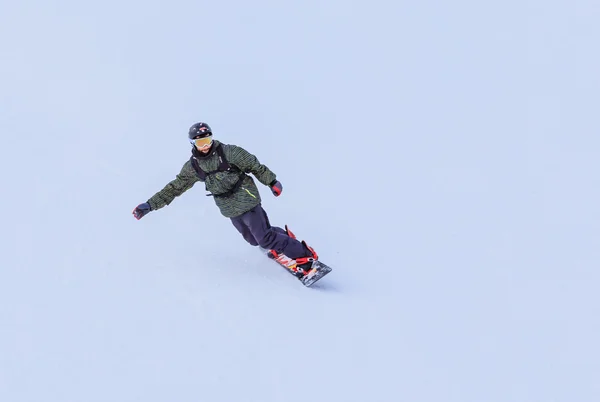 Сноубордист на схилах гірськолижного курорту — стокове фото
