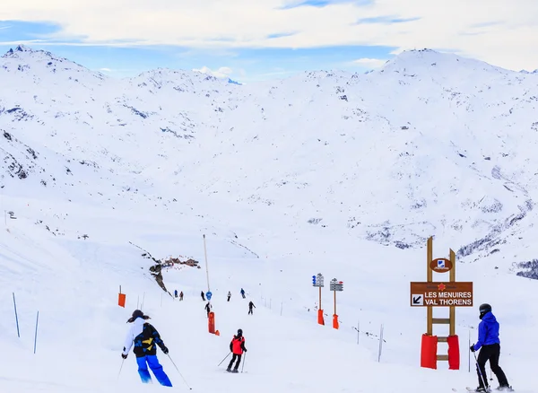 Esquiadores en la pista estación de esquí Val Thorens. Francia —  Fotos de Stock
