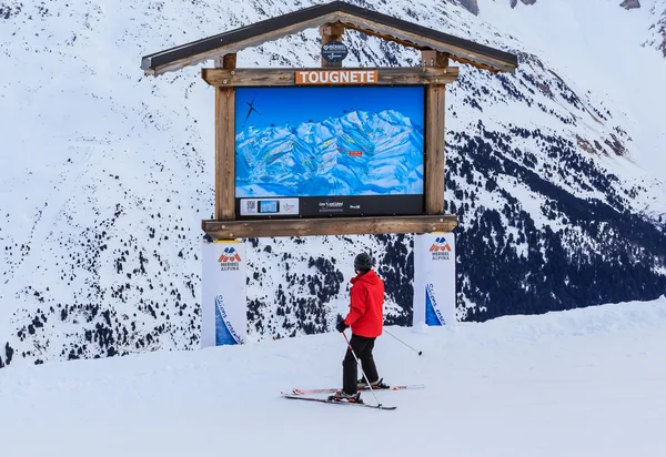 Skiërs permanent op de kaart van Meribel skigebied, Frankrijk — Stockfoto