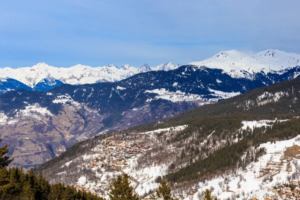 Widokiem na dolinę Méribel. Centrum miejscowości Meribel (1450 m). Francja — Zdjęcie stockowe