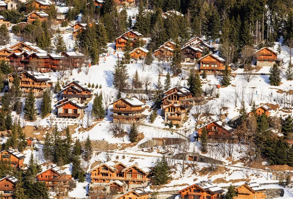 Chata na svazích údolí Meribel. — Stock fotografie