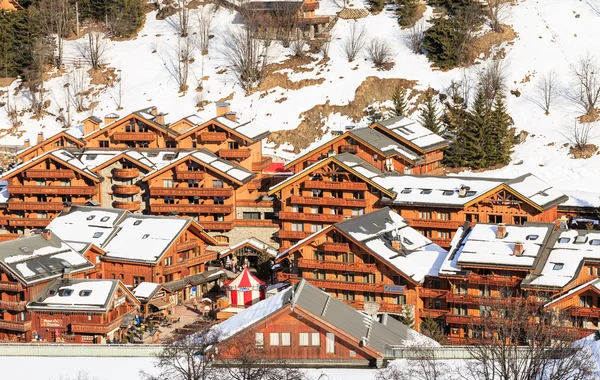 Chalé nas encostas do vale Meribel . — Fotografia de Stock