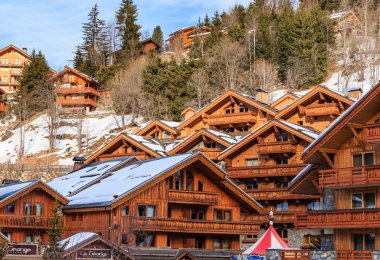 Meribel, Fransa - 28 Ocak 2016: Chalet Meribel vadi yamaçlarında. Ski Resort Meribel 