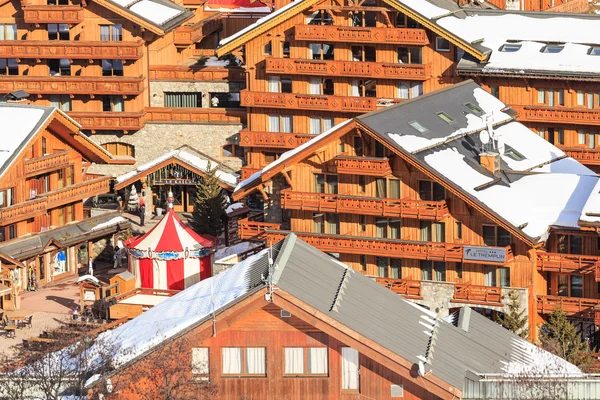Meribel, Francie – 28. ledna 2016: Chata ve svahu v údolí Meribel. Ski Resort Meribel — Stock fotografie