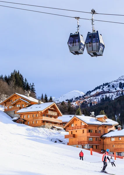 Chata na svazích údolí Meribel. Kabiny lanové dráhy — Stock fotografie