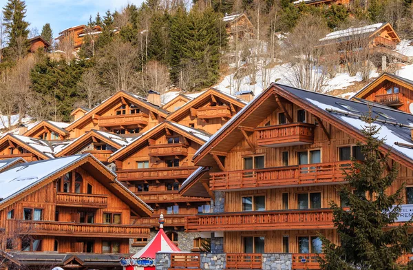 Chata na svazích údolí Meribel. Ski Resort Meribel — Stock fotografie