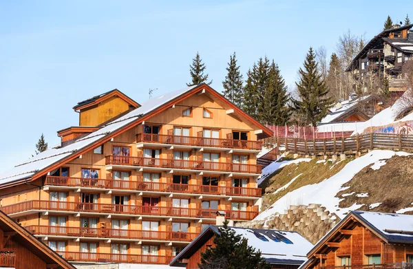 Chalet på sluttningarna av dalen Meribel. Ski Resort Meribel Village Center (1450 m). — Stockfoto