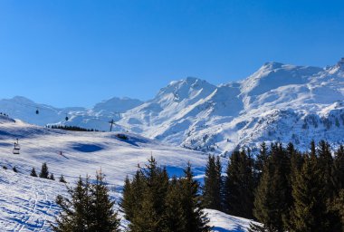 Kışın kar ile Dağları. Meribel Kayak Resor