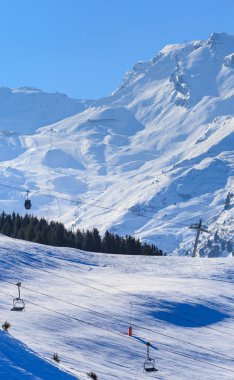 Kışın kar ile Dağları. Meribel Kayak Merkezi, Meribel köy Merkezi (1450 m)