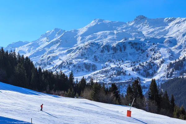 冬季积雪的山脉。梅里贝勒滑雪 Resor — 图库照片