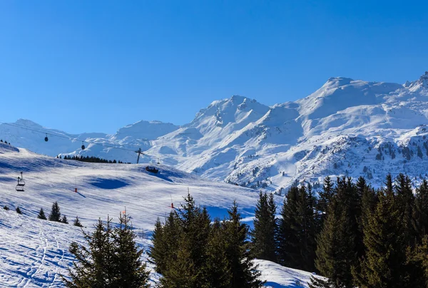 冬季积雪的山脉。梅里贝勒滑雪 Resor — 图库照片