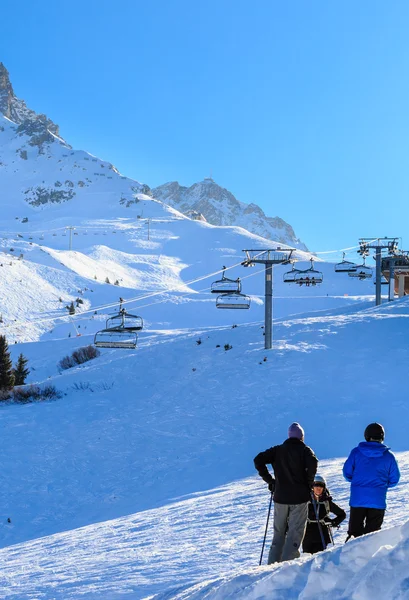 Esquiadores en las pistas de la estación de esquí de Meriber. Francia —  Fotos de Stock