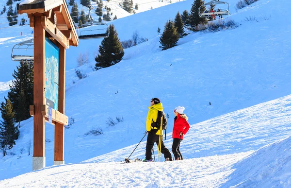 フランスのメリベル スキー リゾートの地図を立っているスキーヤー — ストック写真