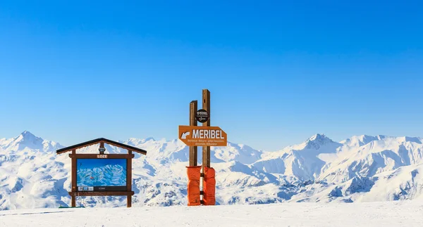 Ponteiros para a pista na estação de esqui Meribel. França — Fotografia de Stock