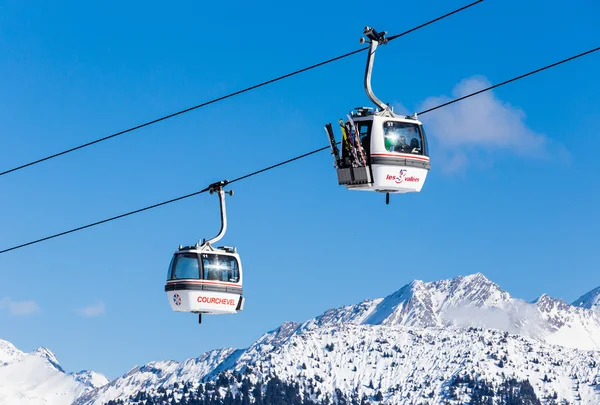 O elevador na estância de esqui de Courchevel, Alpes, França — Fotografia de Stock