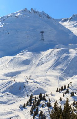 Courchevel yamaç Fransız Alpleri'nde görünümü kar kaplı