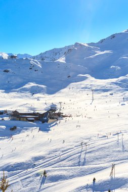 Courchevel yamaç Fransız Alpleri'nde görünümü kar kaplı