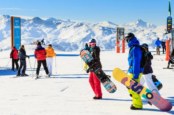 Visa snö täckta Courchevel lutning i franska Alperna — Stockfoto