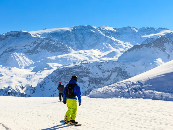 Visa snö täckta Courchevel lutning i franska Alperna — Stockfoto