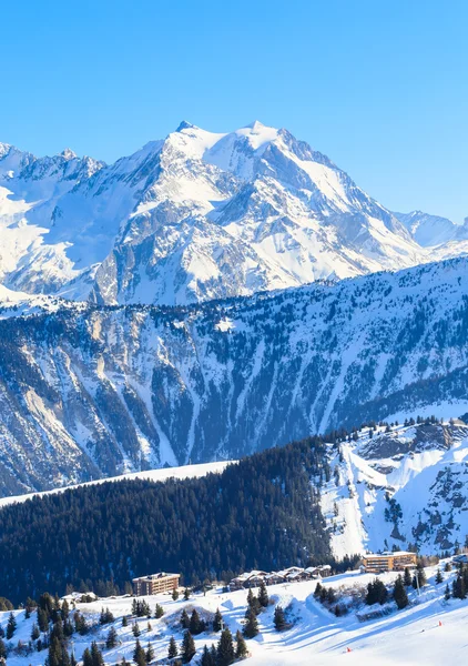 Widok na śniegu objętych Courchevel stoku w Alpy Francuskie — Zdjęcie stockowe