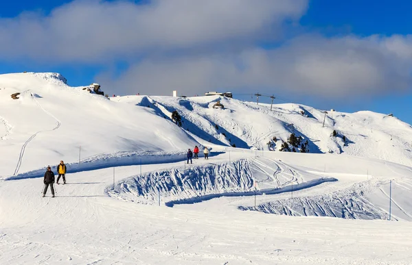 Visa snö täckta Courchevel lutning i franska Alperna — Stockfoto