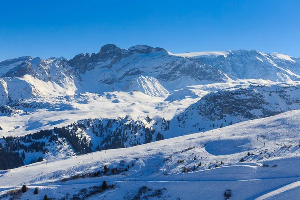 Vista de neve coberta encosta Courchevel em Alpes Franceses — Fotografia de Stock