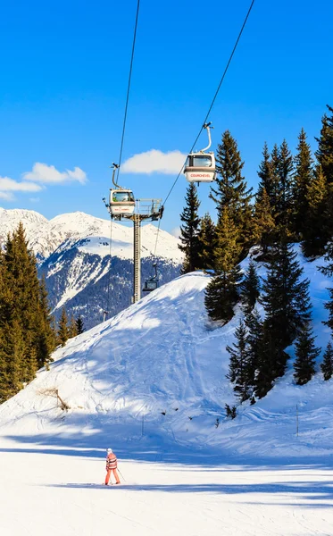 O elevador na estância de esqui de Courchevel, Alpes, França — Fotografia de Stock